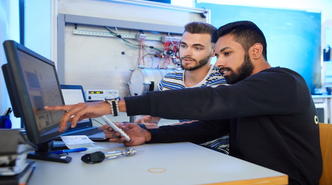 Zwei Studierende im Labor am Computer