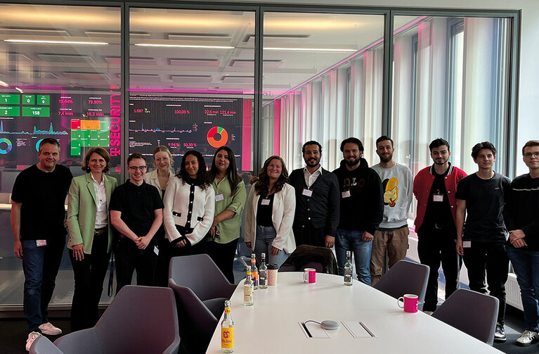 Gruppenfoto mit Thomas Tschersich und Prof. Dr. Julia Daecke und Studierende des Campus Remagen