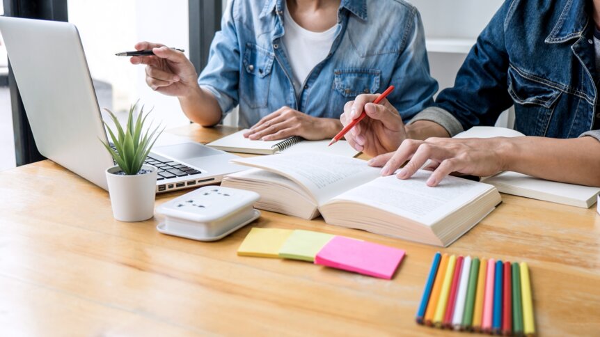 Abbildung von zwei Personen, die Textarbeit mit analogen und digitalen Medien angehen (Quelle: iStock) Abbildung von zwei Personen, die Textarbeit mit analogen und digitalen Medien angehen