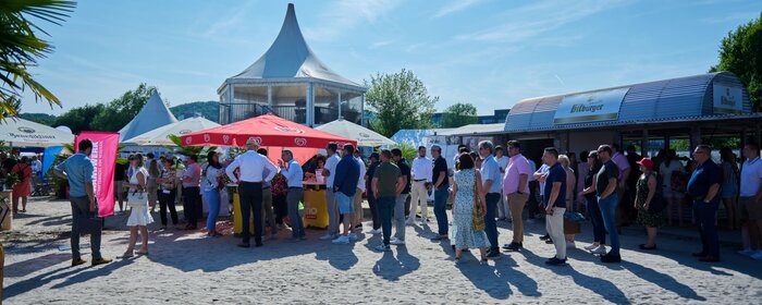 Menschen am Statt-Strand bei einer sommerlichen Veranstaltung