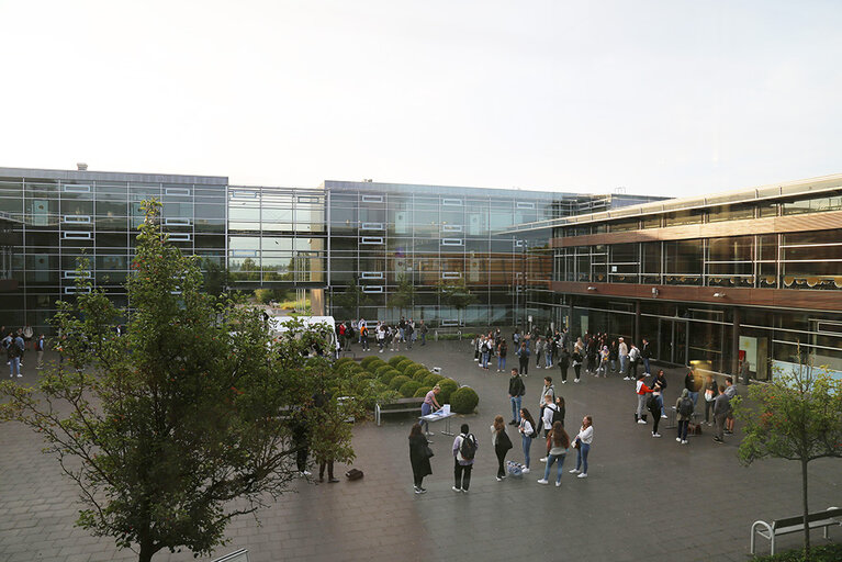 Innenhof des RheinAhrCampus mit Studierenden