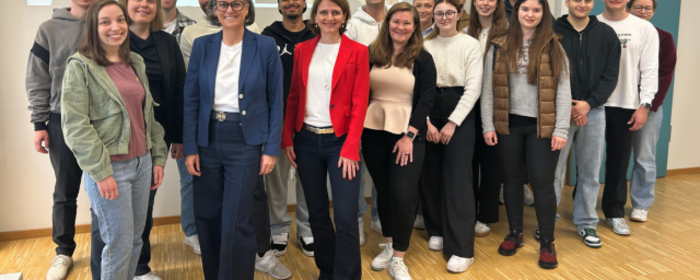 Studierendengruppe mit Sandra Babylon, Prof. Dr. Julia Daecke und E-Learning Beauftragte Dagmar Marquart