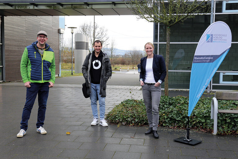 Die Flutwein-Gründer Peter Kriechel (links) und Daniel Koller (Mitte) berichteten Studierenden des Bachelor-Studiengangs „Management, Führung, Innovation“ von der Spendenkampagne Flutwein.de und folgten damit der Einladung der Studiengangsleiterin Prof. Dr. Mareike Heinzen (rechts) an den RheinAhrCampus in Remagen.