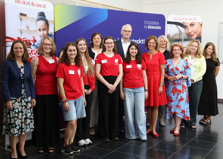 Gruppenbild ALP und Ministerin in Remagen