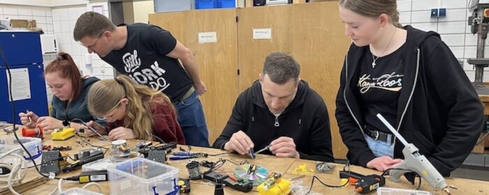 Schülerinnen und Schüler experimentieren im Rahmen des MINT-Mobils