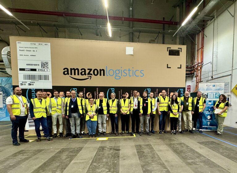 Besucherinnen und Besucher Amazon-Verteilzentrum