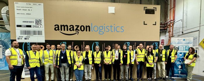 Besucherinnen und Besucher Amazon-Verteilzentrum