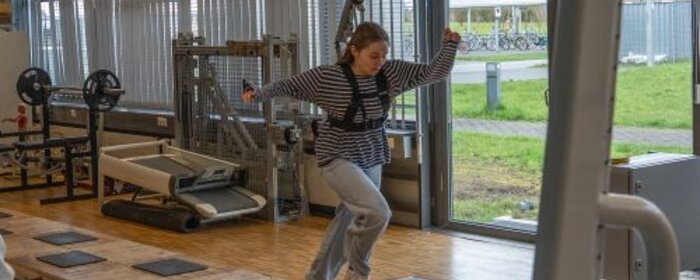 Eine Frau läuft über einen Parcours im Ganglabor