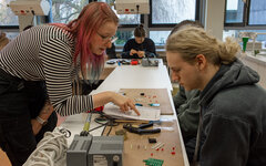 Foto einer Studentin namens Hannah Lewentz beim Einsatz des MINT-Mobils am Bendorfer Wilhelm-Remy-Gymnasium. Hannah engagiert sich aktiv und unterstützt Schülerinnen und Schüler bei MINT-Aktivitäten und Projekten.