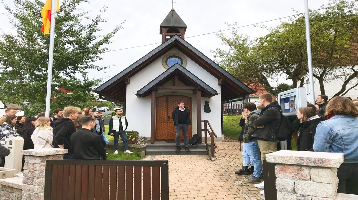 Kapelle mit Menschen davor