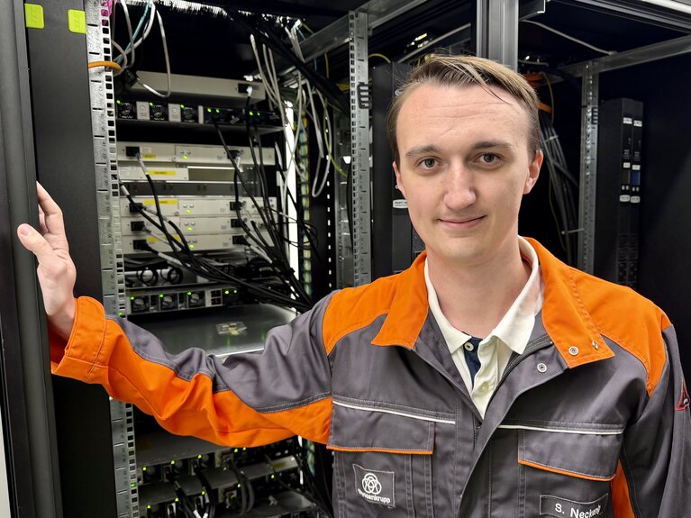Simon Neckenig vor einem Schaltkasten bei thyssenkrupp