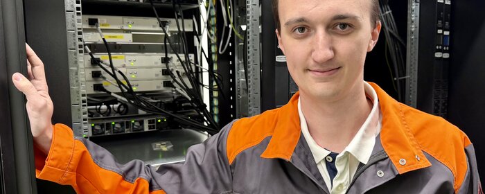 Simon Neckenig vor einem Schaltkasten bei thyssenkrupp