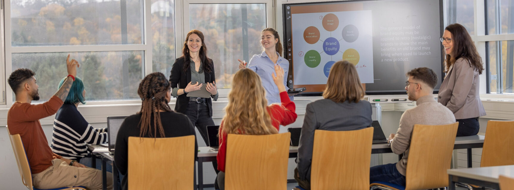 Wirtschaftswissenschaften Seminarsituation mit Smartboard