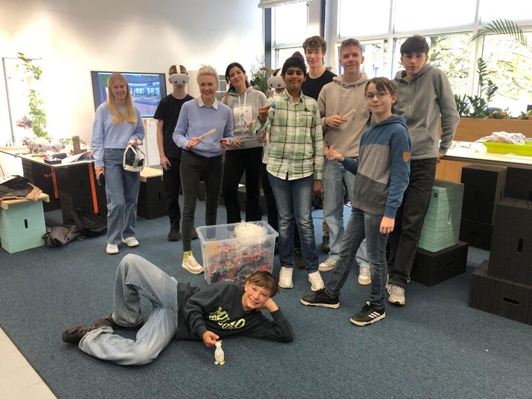 Teilnehmende des Ferienkurses im Seminarraum.