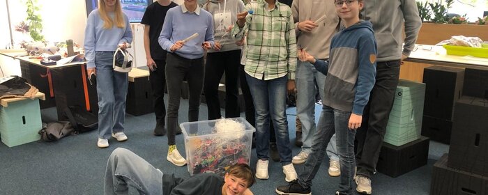 Teilnehmende des Ferienkurses im Seminarraum.