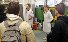 Zwei Junge Menschen zeigen Schülerinnen und Schülern die Labore.