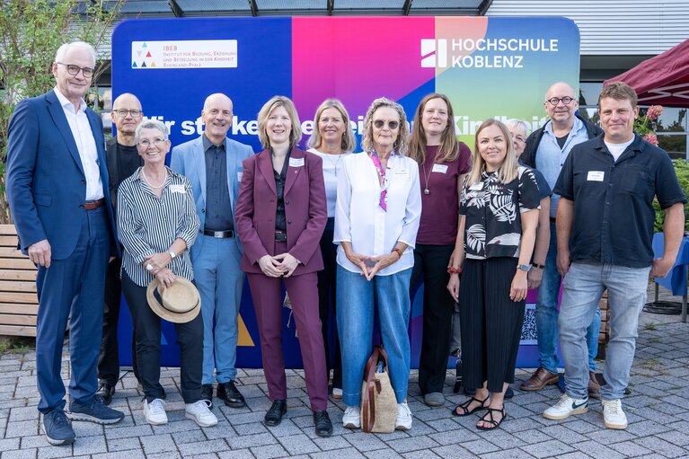Gruppenbild vor der Fotowand