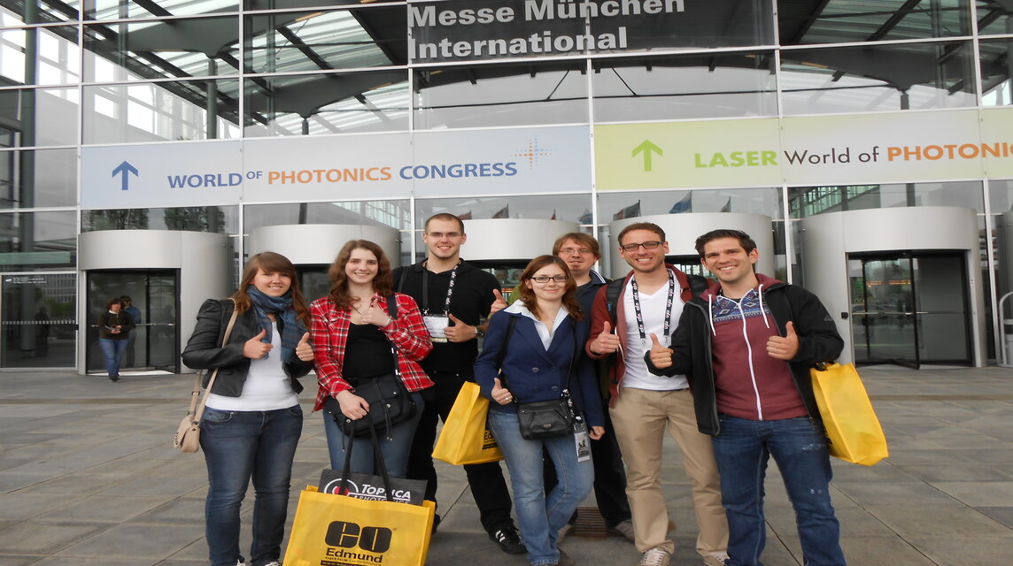 Studierende vor der Lasermesse in München