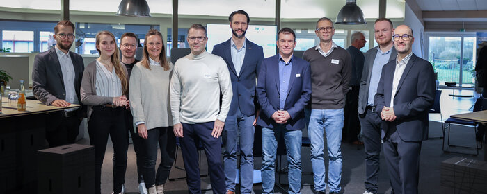 Eine Gruppe von Männern und Frauen steht zusammen. 