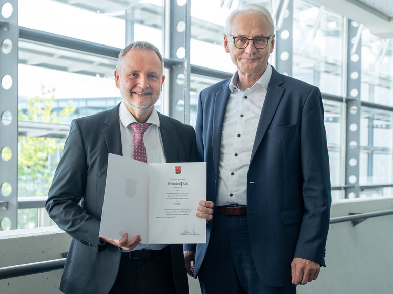 Professor erhält Ernennungsurkunde vom Präsidenten
