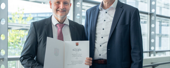 Professor erhält Ernennungsurkunde vom Präsidenten