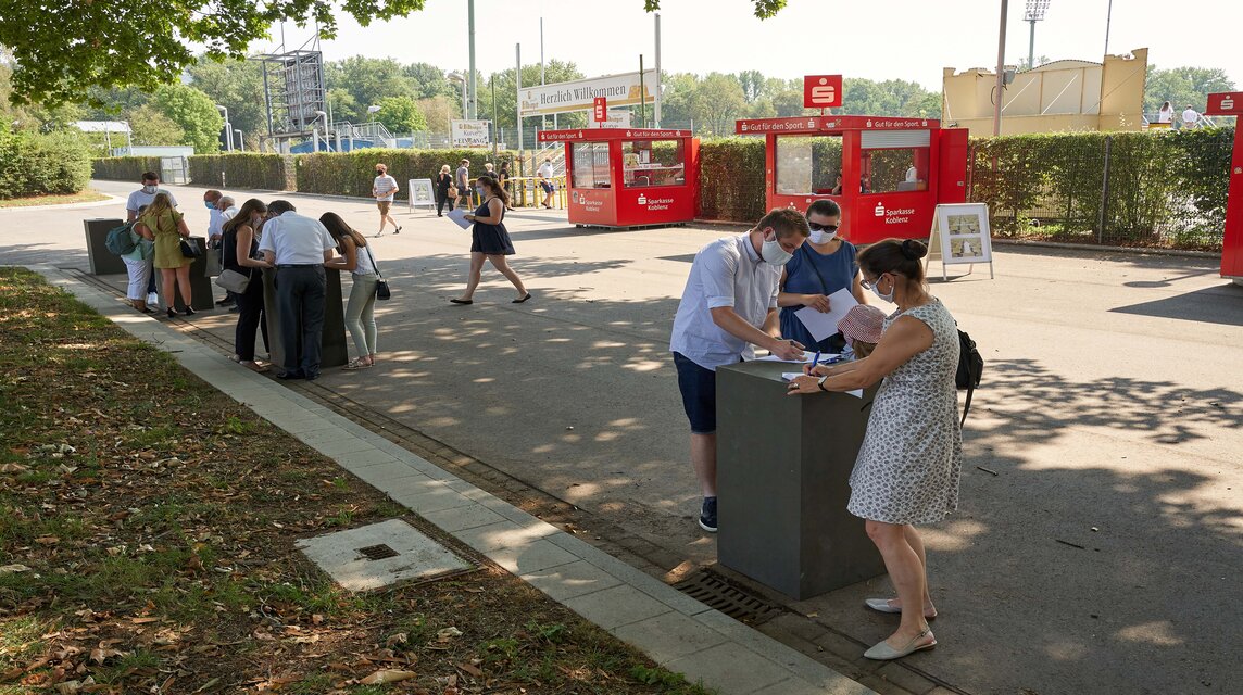 Gäste der Finissage bei der corona-gerechte Anmeldung