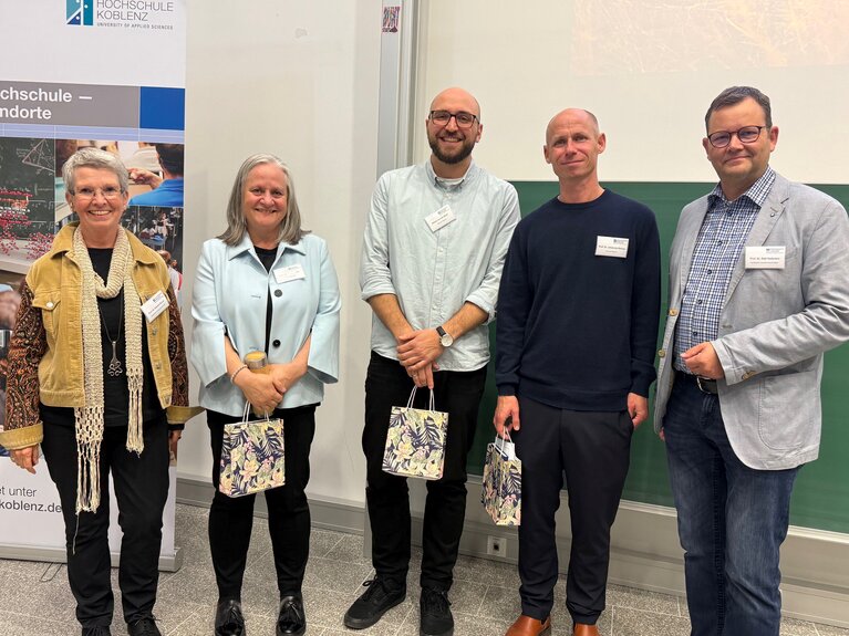 Prof. Dr. Ralf Haderlein, Prof. Dr. Johannes Drerup, Heiner van Mil (M.A.), Prof. Dr. Regina Steil und Prof. Dr. Daniela Braun blicken in die Kamera. 