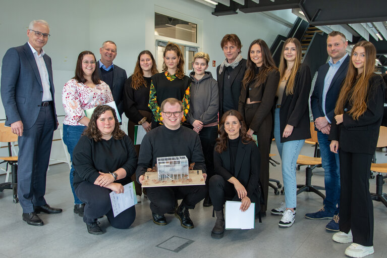 Auf dem Foto sind alle Preisträgerinnen und Preisträger gemeinsam mit der Jury abgebildet.