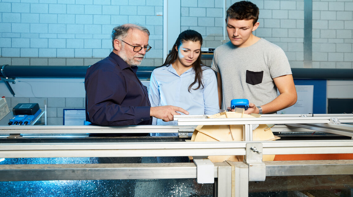 Professor und Studierende im Wasserbaulabor