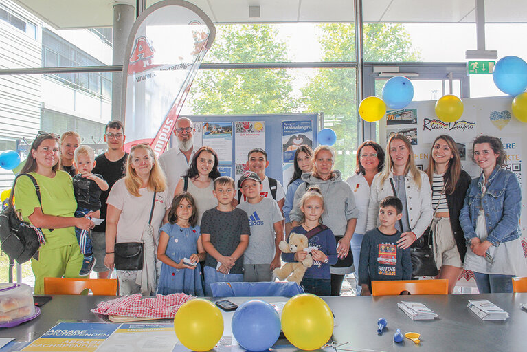 Gruppenfoto mit ukrainischen Familien