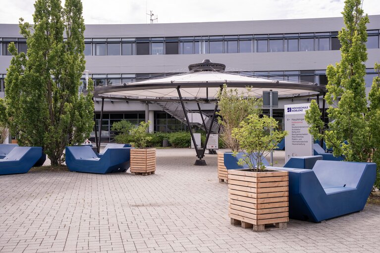 Vorplatz des Campus der Hochschule Koblenz auf der Karthause