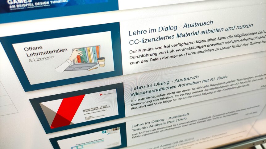 Das Bild zeigt einen Computerbildschirm, auf dem das E-Learning-Portal geöffnet ist. Man erkennt eine Liste von Aufzeichnungen der vergangenen Austauschveranstaltungen.