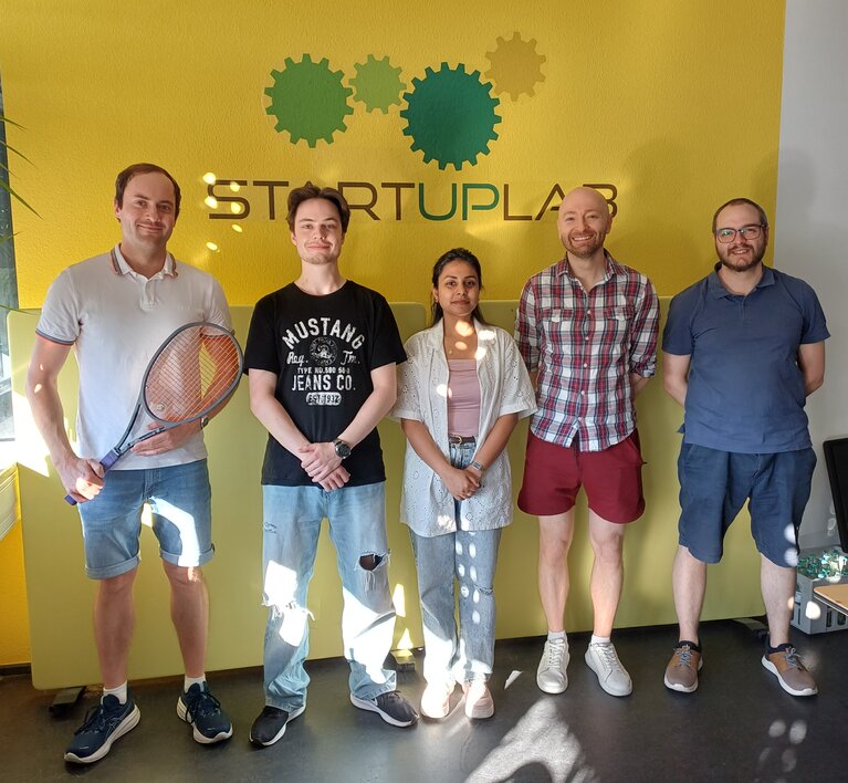 Eine Gruppe aus fünf Personen im StartUp-Lab.