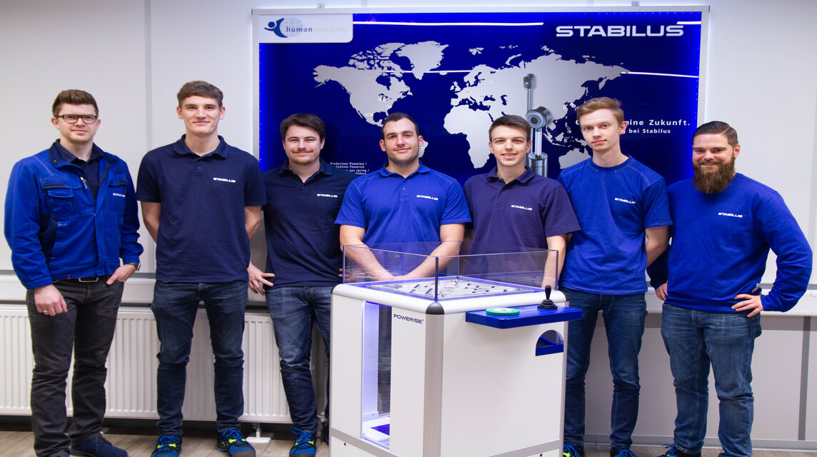 Foto der dual Studiernenden mit ihren Ausbildern bei der Stabilus GmbH.