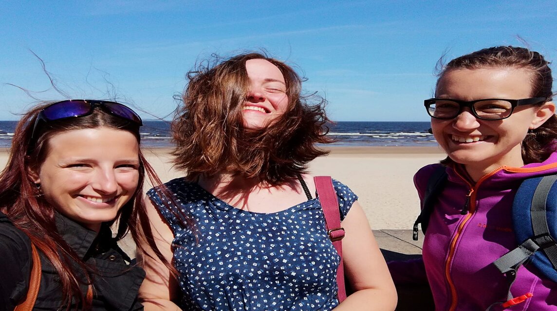 Annika mit Freunden am Strand