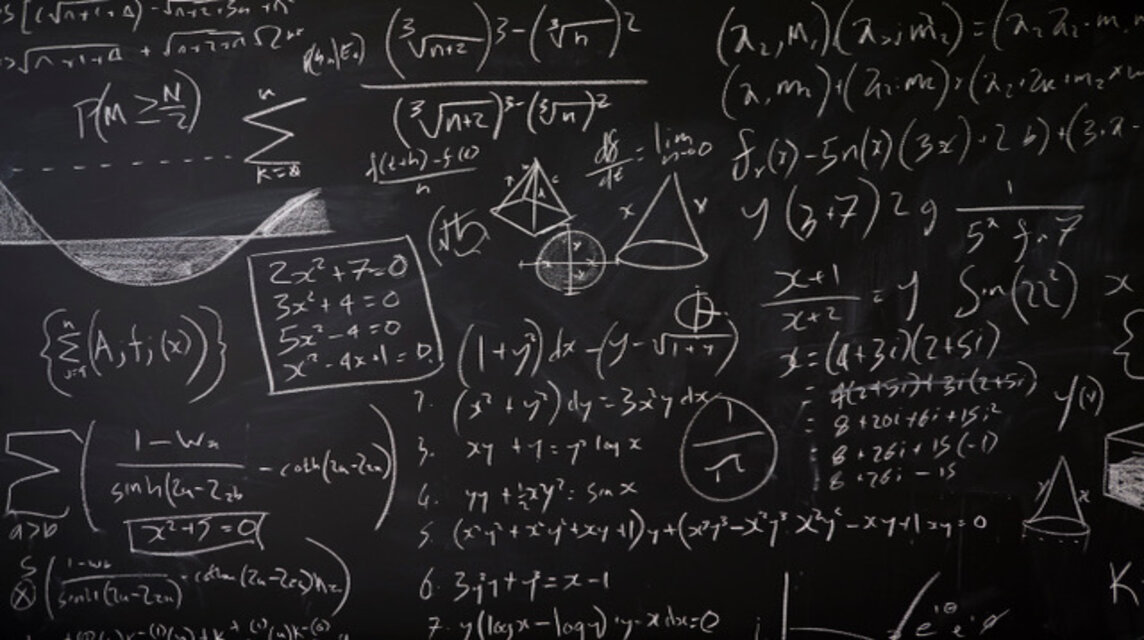 Tafel mit mathematischen Gleichungen.