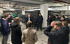 Gruppe Studieninteressierter Sportmanagement beim Rundgang durch die Lanxess Arena in Köln
