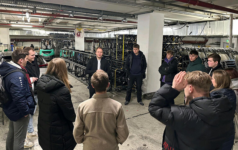 Gruppe Studieninteressierter Sportmanagement beim Rundgang durch die Lanxess Arena in Köln