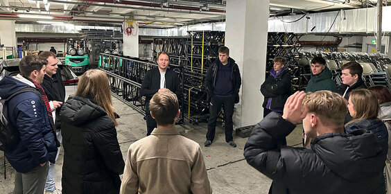 Gruppe Studieninteressierter Sportmanagement beim Rundgang durch die Lanxess Arena in Köln