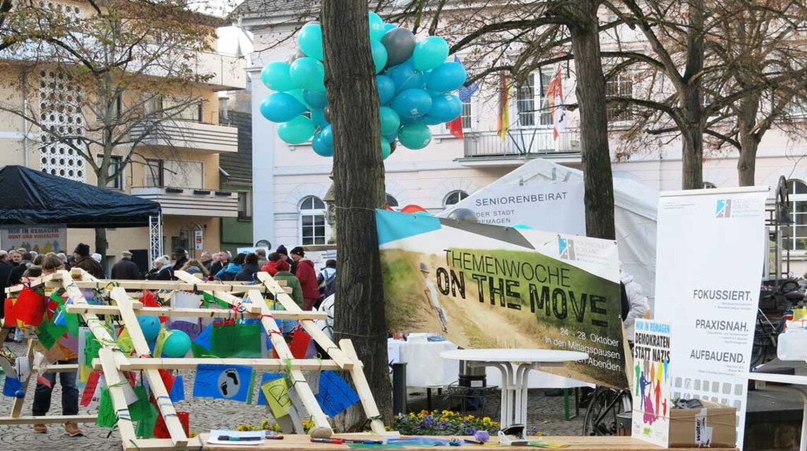 Marktplatz in Remagen mit dem Aufsteller der Hochschule Koblenz zum Thema "on the move" aus dem Jahr 2016 anlässlich des Tages der Demokratie