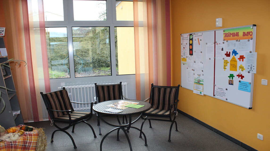 Foto der Räumlichkeiten der Kita St. Marien in Kyllburg, man sieht einen Besprechungstisch