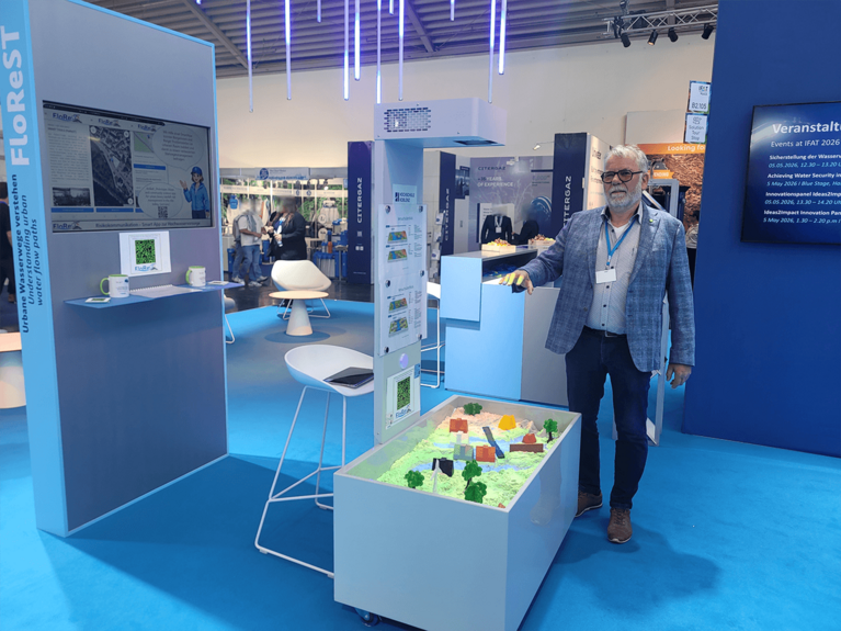 Prof. Dr. Lothar Kirschbauer am BMFTR-Stand 