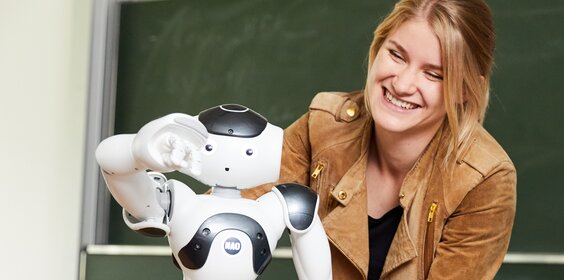 Mädchen sieht sich Roboter an