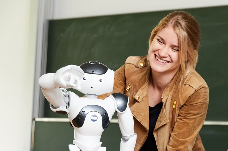 Mädchen sieht sich Roboter an