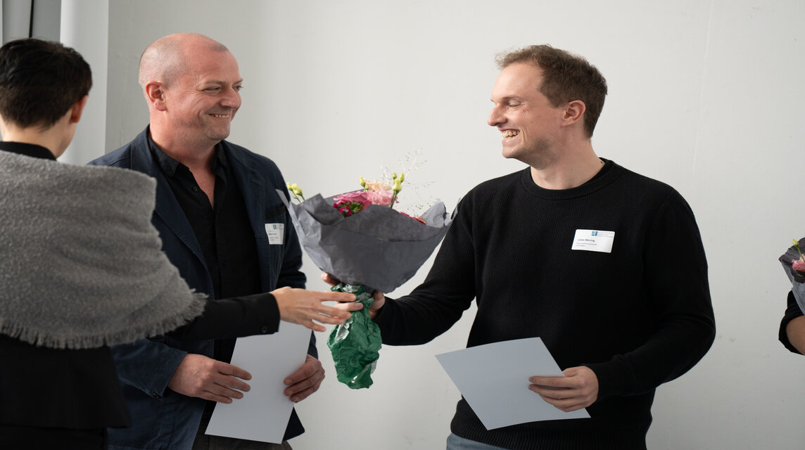 Neben einer weiteren Förderung erhielten die Verantwortlichen der 4 als beste bewerteten Projekte eine Urkunde und Blumen. v.l.n.r. Dr. Kerstin Voß, Prof. Marc Immel,  Lukas Mering