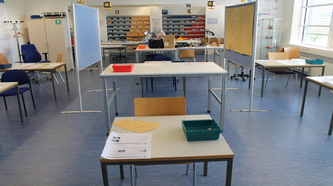 Seminarraum mit Tischen und Materialien