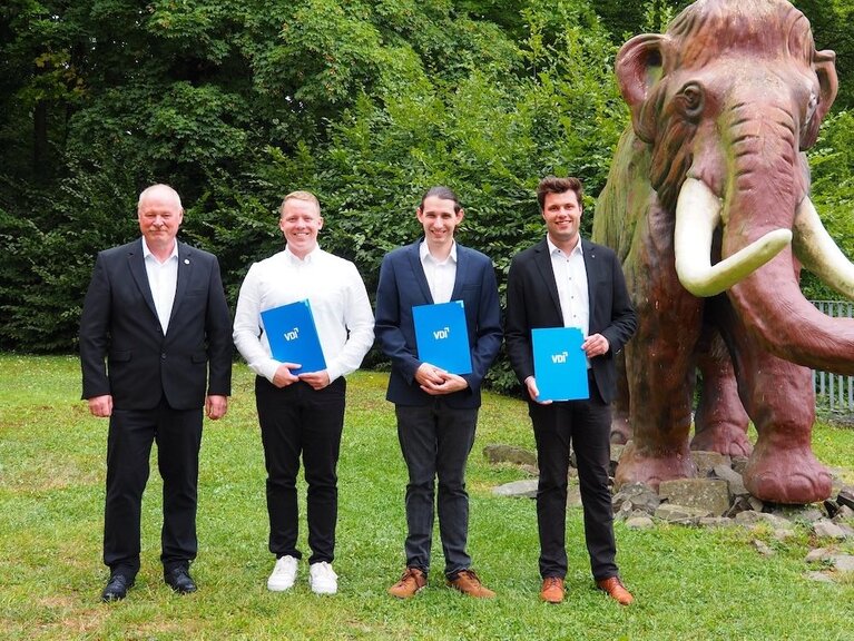 Drei Preisträger des VDI Förderpreises mit ihrer Urkunde und dem Vorsitzenden des Bezirksvereins beim Sommerfest