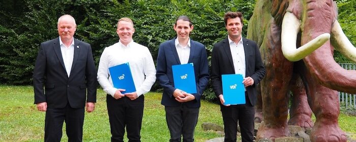 Drei Preisträger des VDI Förderpreises mit ihrer Urkunde und dem Vorsitzenden des Bezirksvereins beim Sommerfest