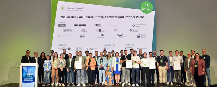 Alle Preisträgerinnen und Preisträger auf der Bühne in den Räumlichkeiten der Debeka.