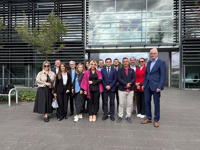 Gruppenfoto der Besucher aus Albanien am Campus Remagen